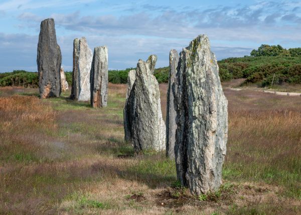 Guide des menhirs en Bretagne : sites incontournables et légendes fascinantes